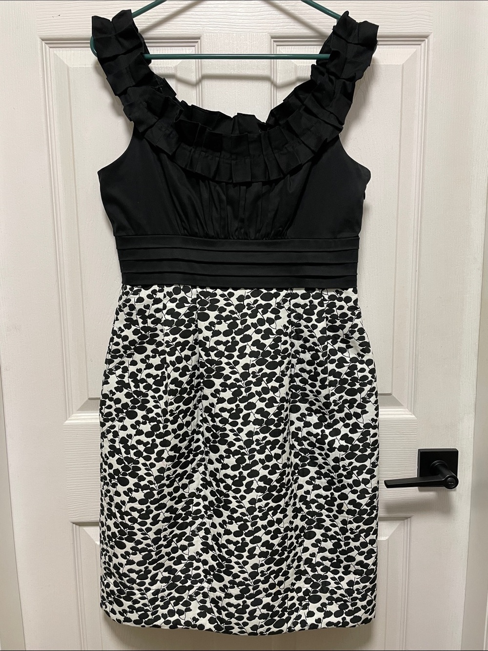 Jessica Howard | Black /White | Ruffled Neck | Sleeveless Dress | Size 8